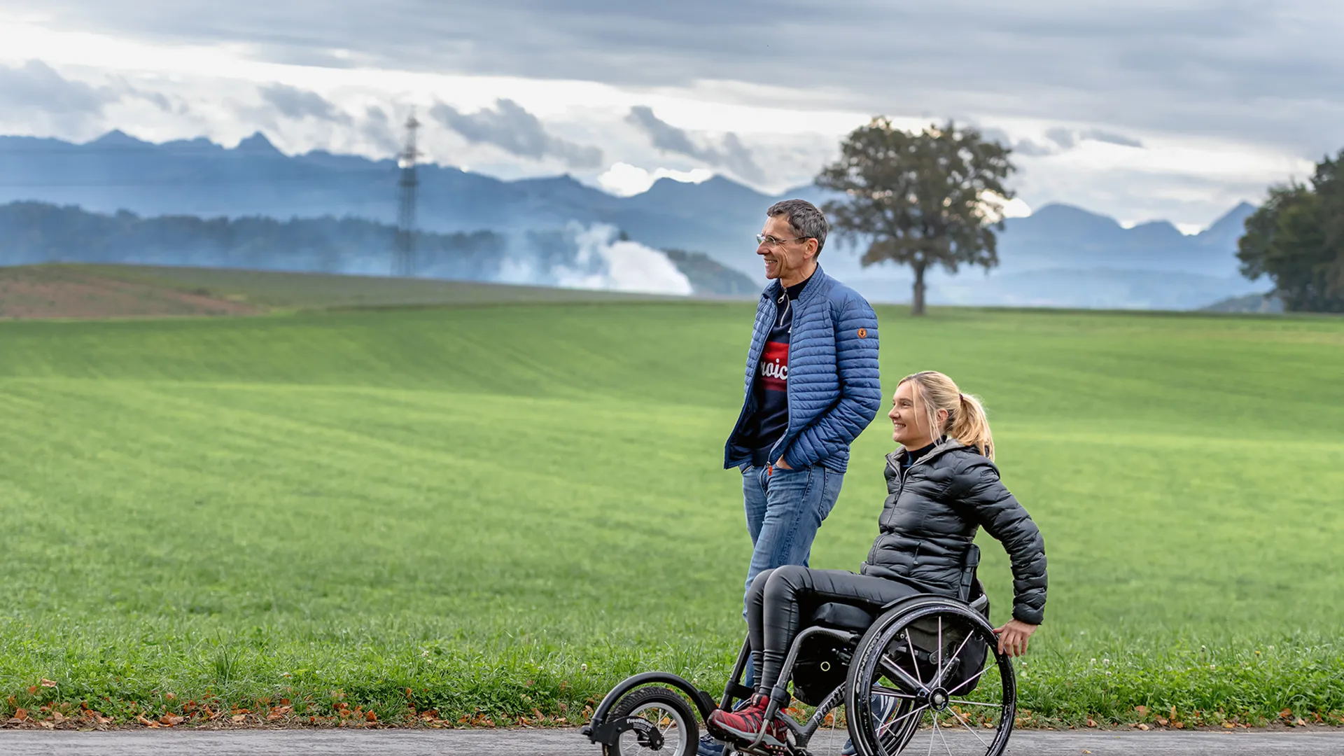 Ursula Schwaller bei einem Spaziergang mit ihrem Mann.