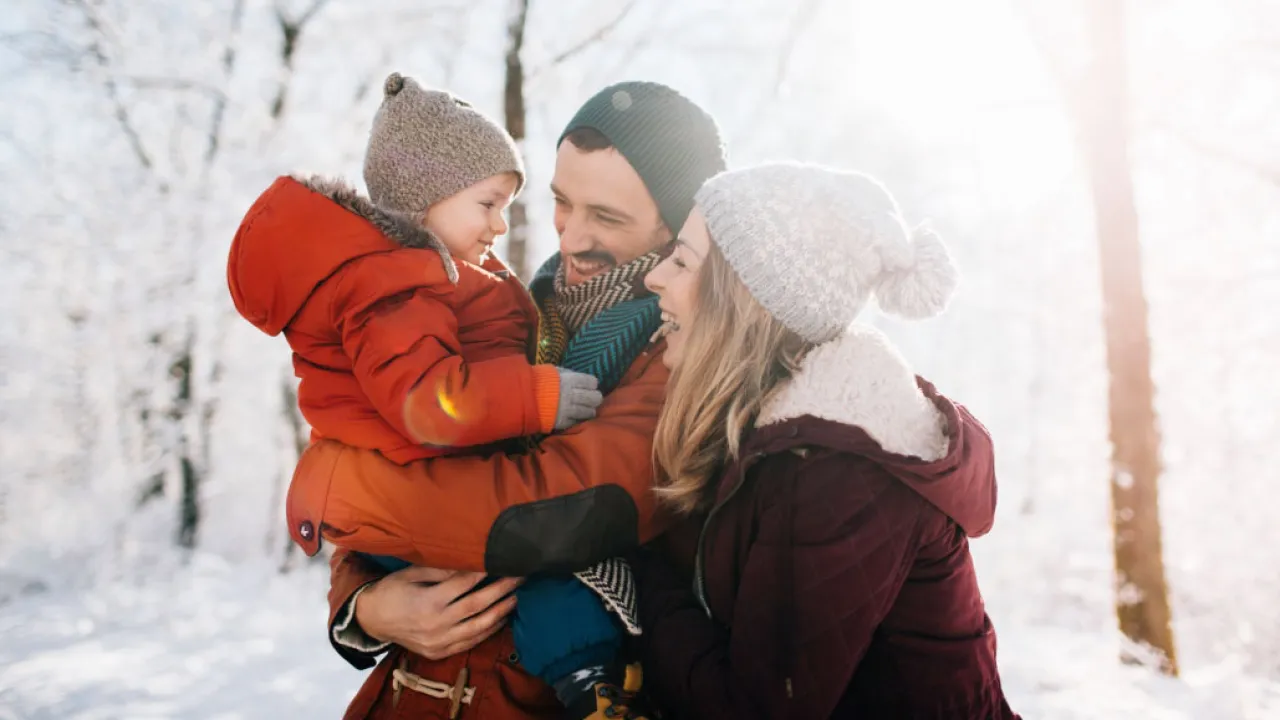 Glückliche Familie in Winterlandschaft.