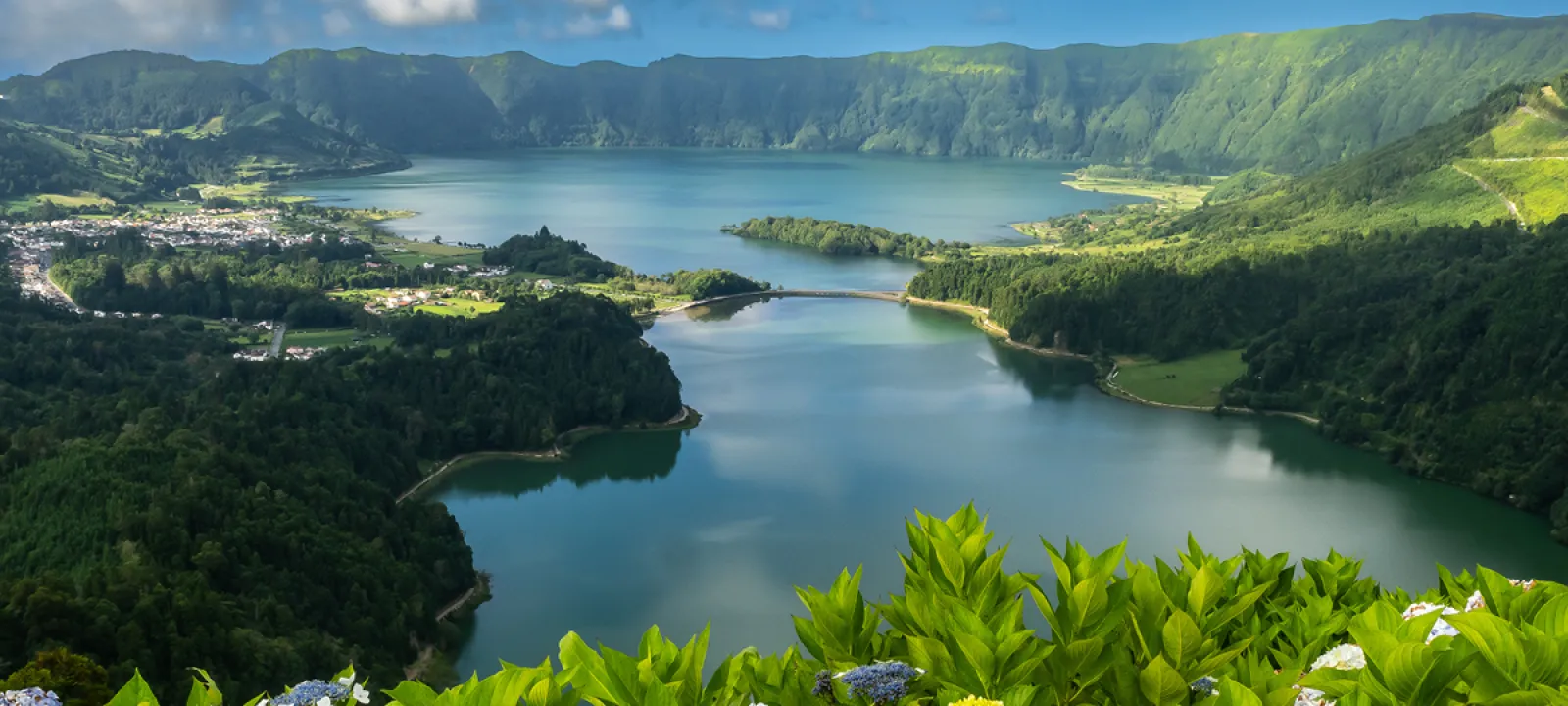 Azoren - wunderbare Landschaft mit Seen und Hügeln