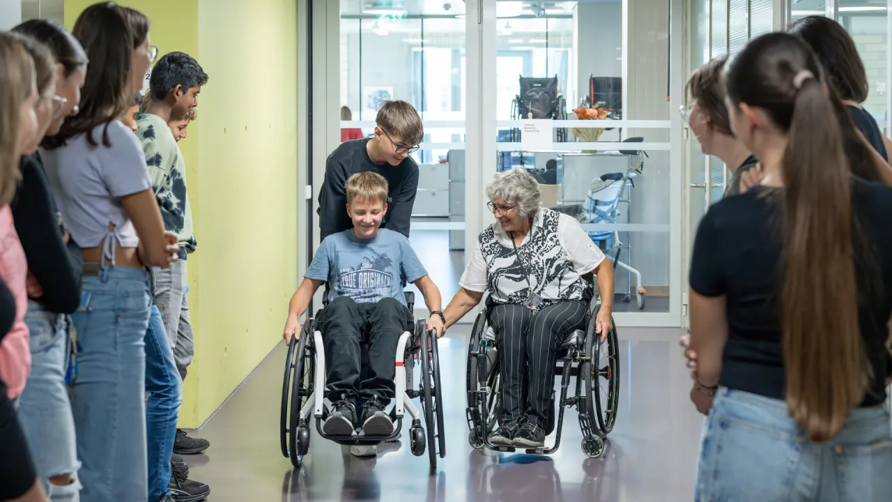 Schülerinnen und Schüler im SPZ, ein Schüler im Rollstuhl