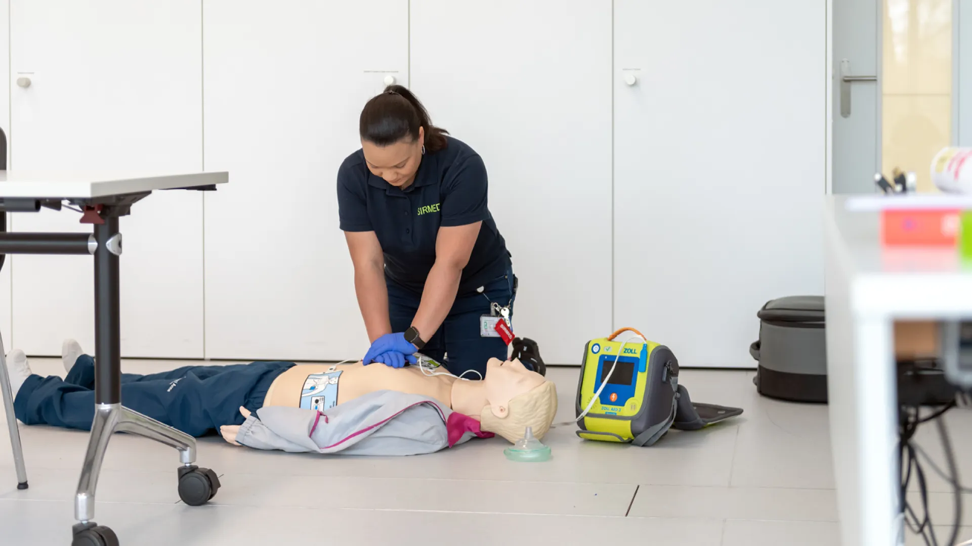 Taryn Smith zeigt anhand einer Puppe, wie Reanimation funktioniert