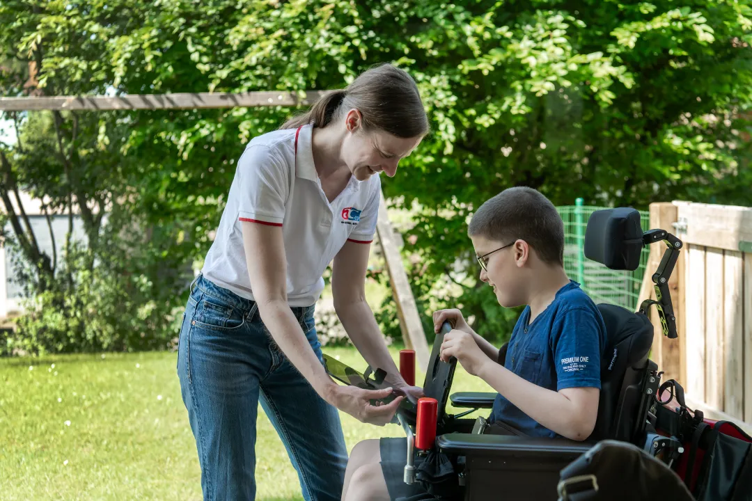 Sämi mit Beraterin Sandra im Garten
