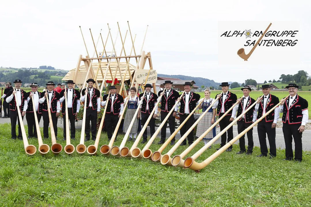 Alphorngruppe Santenberg Gruppenbild in der Tracht