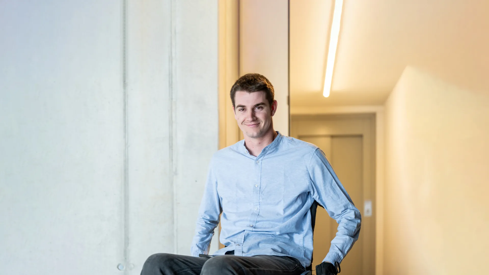 Nico im umgebauten Bad seines Elterneinfamilienhauses