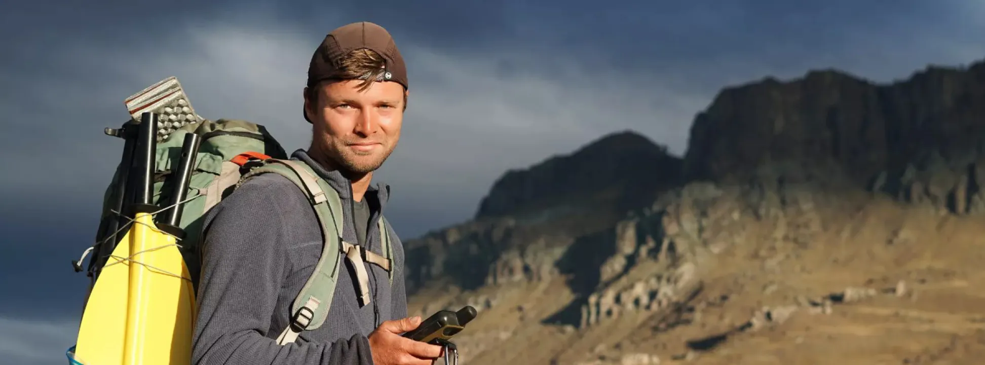 Wanderer mit vollbepackten Rucksack
