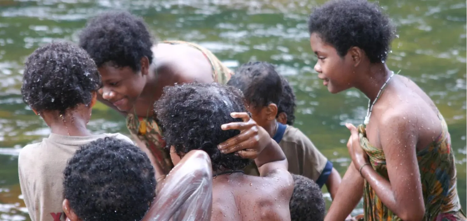 Ureinwohner Kinder spielen am Fluss.