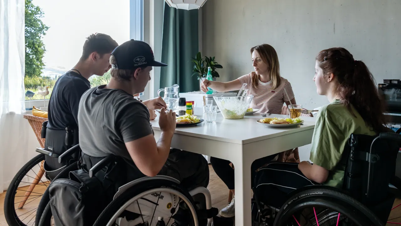 https://backend.paraplegie.ch/sites/default/files/styles/thumbnail/public/2025-02/Gruppe%20Seeseitig%20II%20%281%29_0.jpg.webp?itok=iStmRs2k
