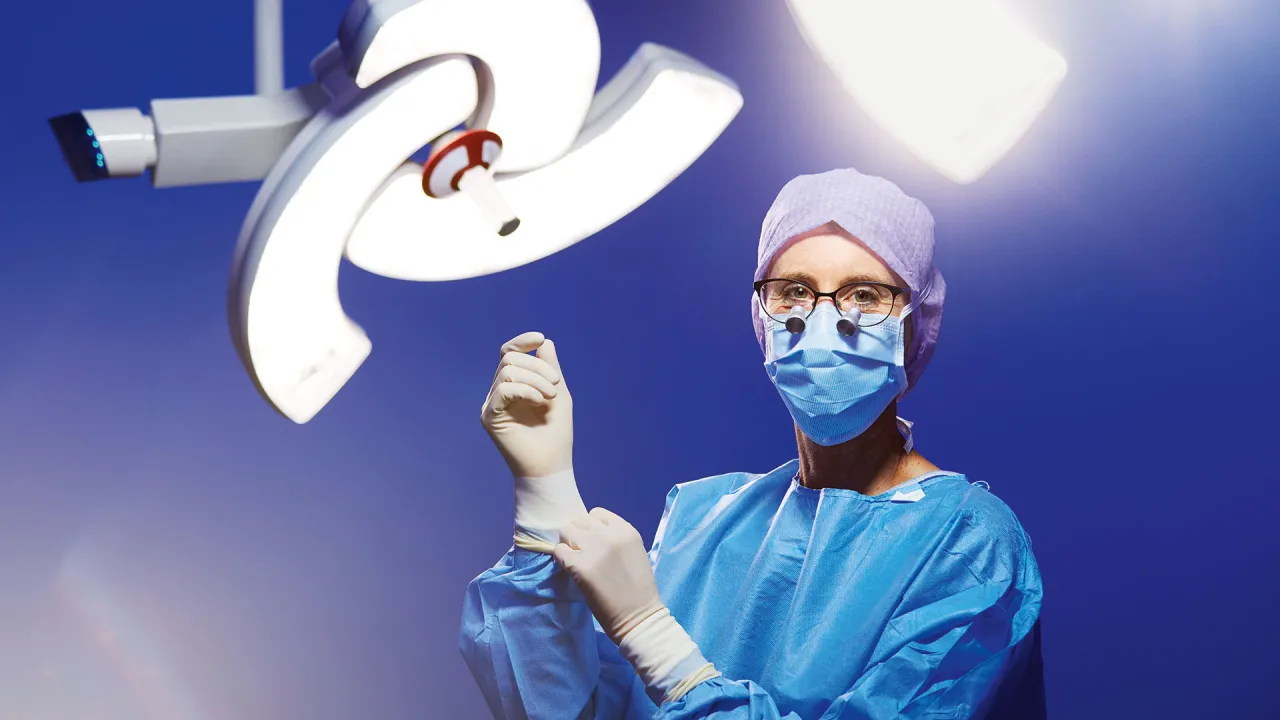 Silvia Schibli, Chefärztin Handchirurgie in einem Operationssaal.