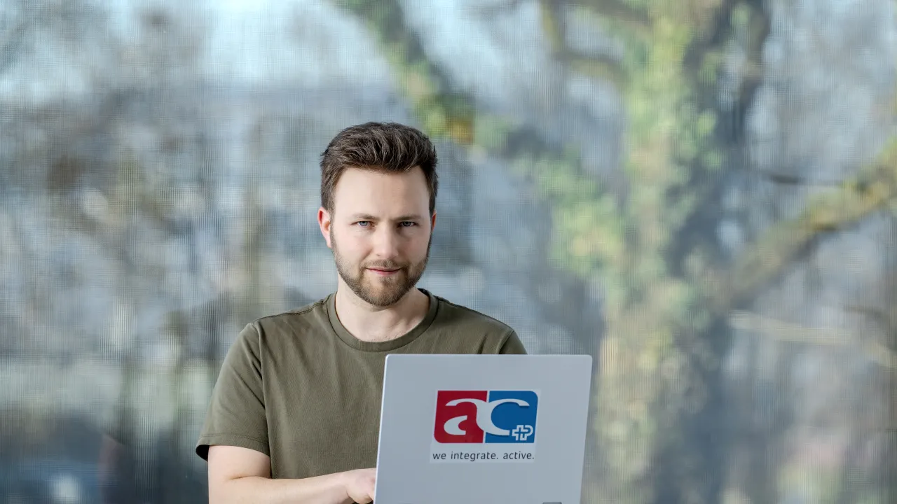 Portrait AC-Berater Men Bandle mit Laptop