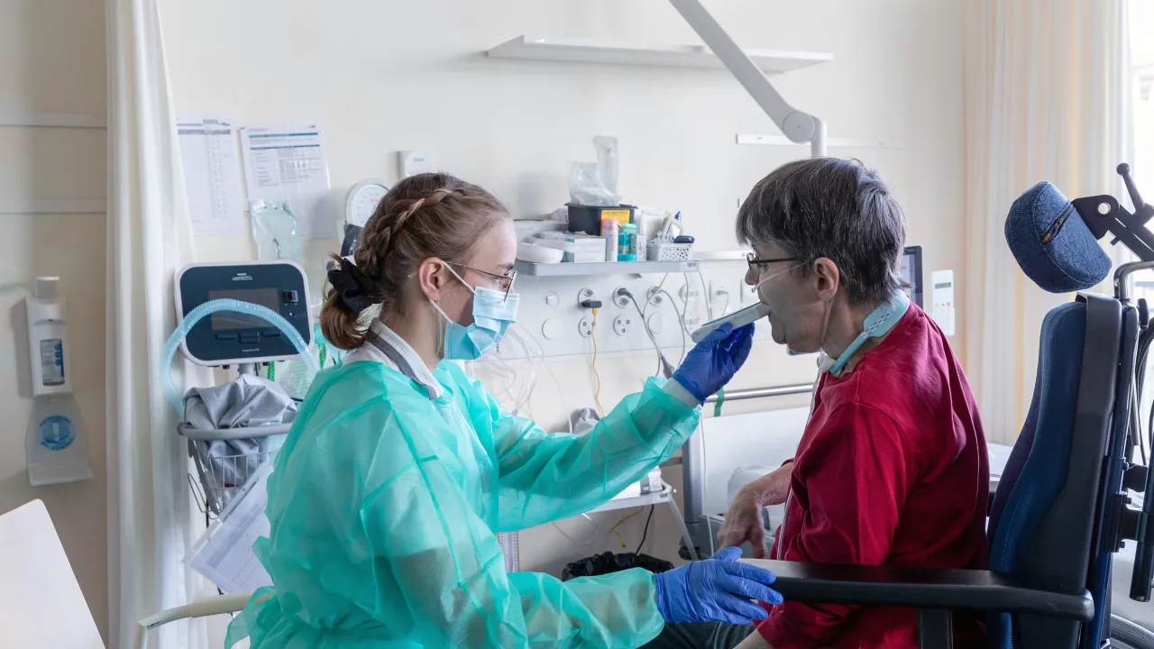 Tabea Holzgang, eine Logopädin bei einer Patientin