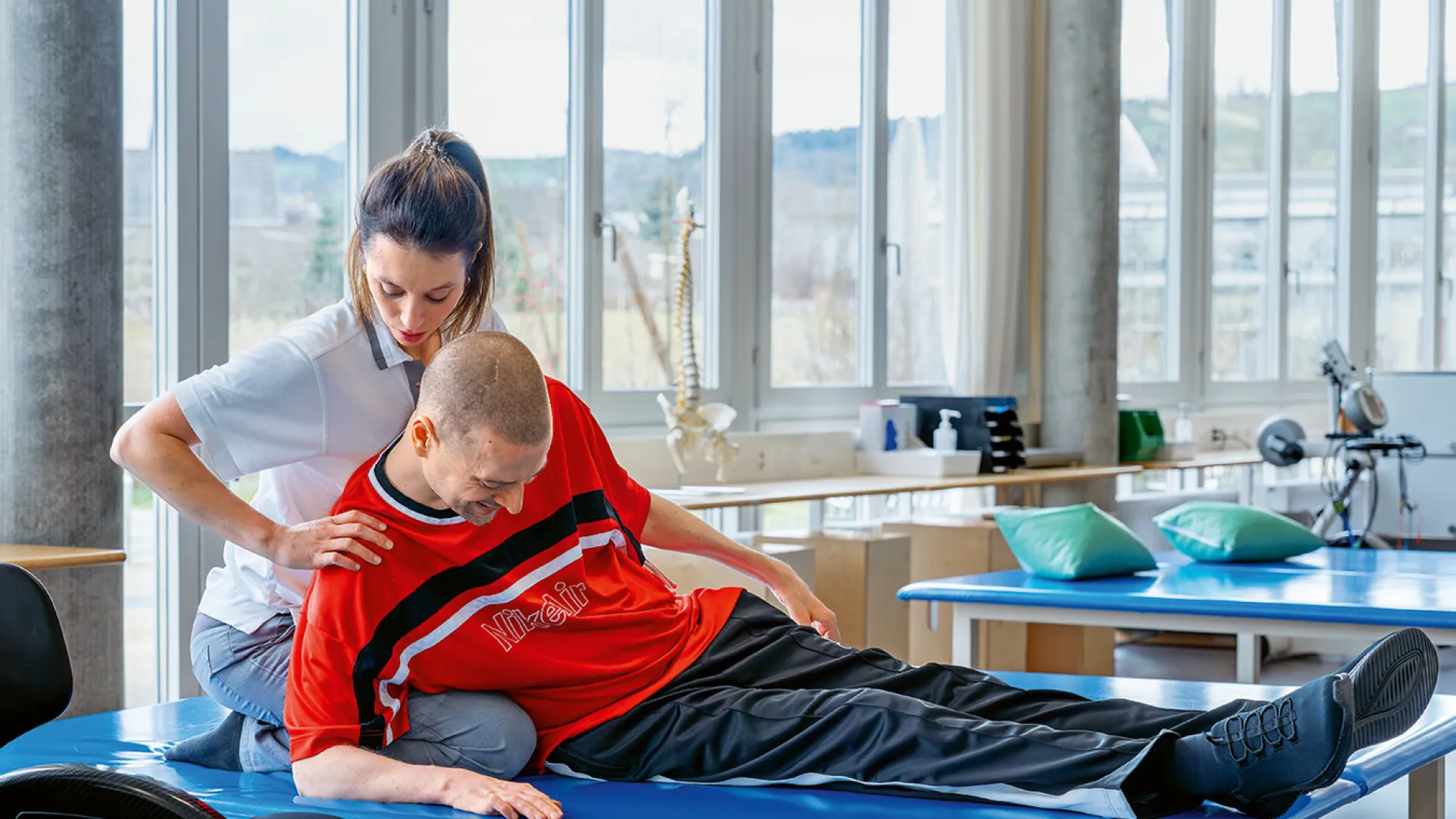 Physiotherapeutin mit Patient