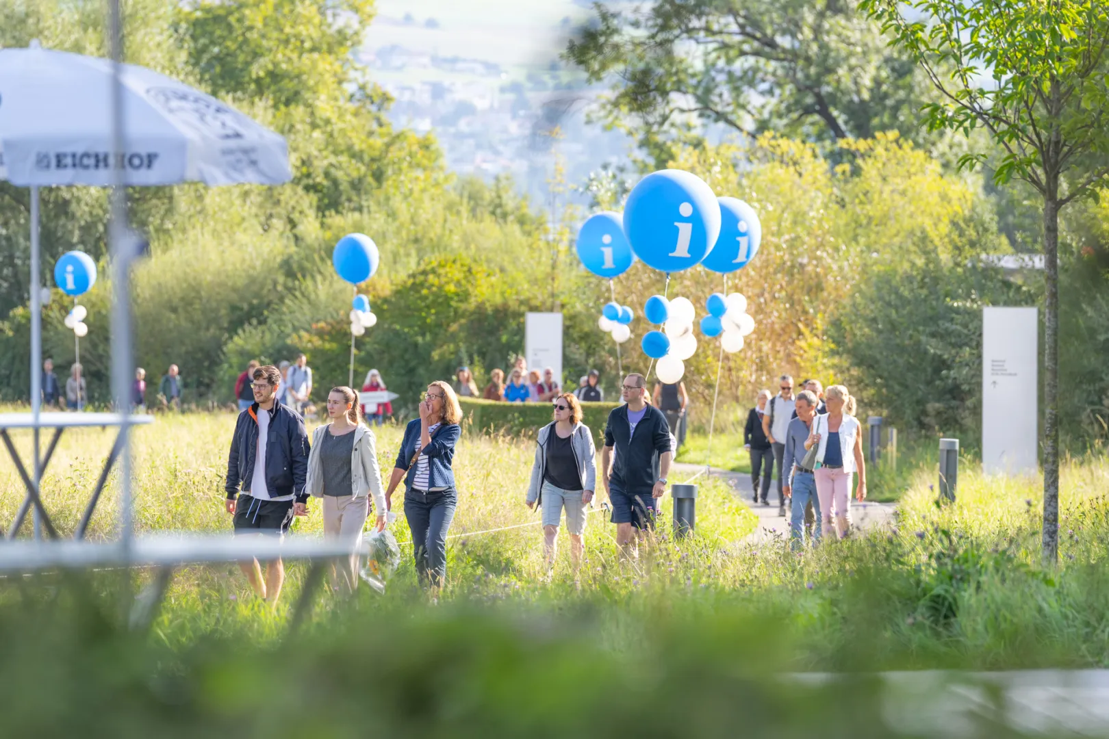 Besucherinnen kommen auf dem Campus Nottwil an für die Tage der offenen Tür.