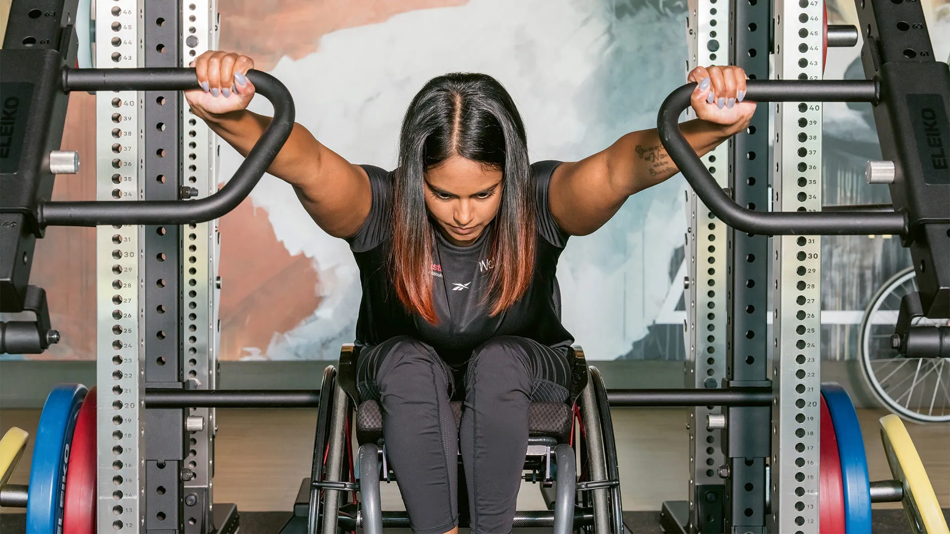 Alexandra Helbling hebt Gewichte im Fitness.