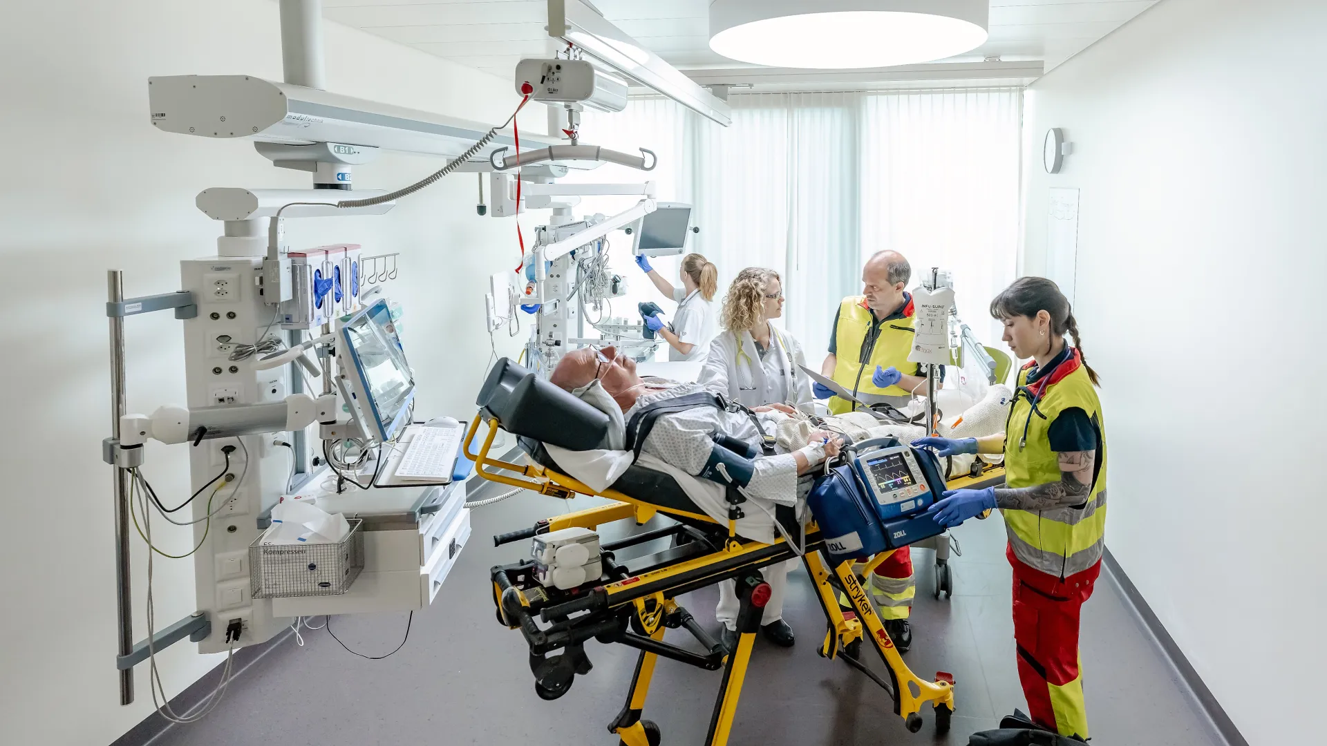 Zwei Rettungssanitätern kümmern sich um einen verletzen Patienten.