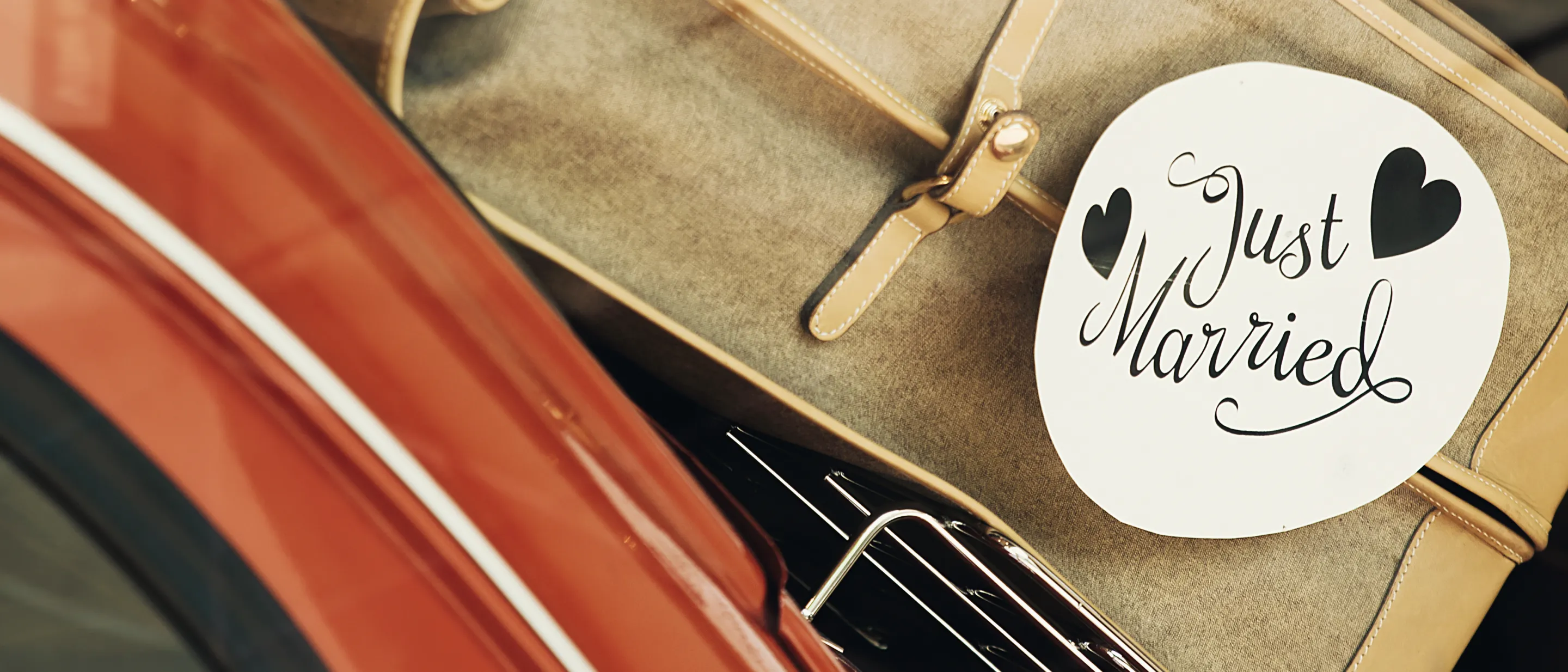 Un panneau sur lequel est écrit « Just Married ».