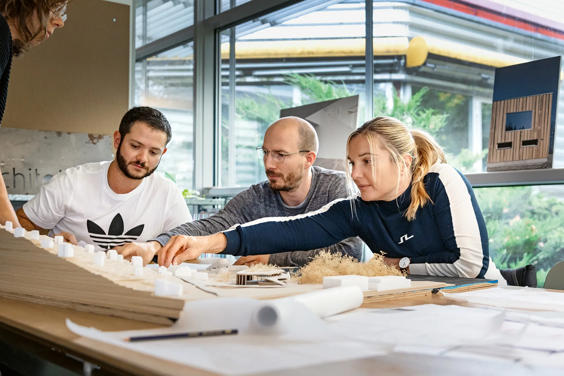 Architektin Ursula Schwaller beim Austausch mit ihren Arbeitskollegen