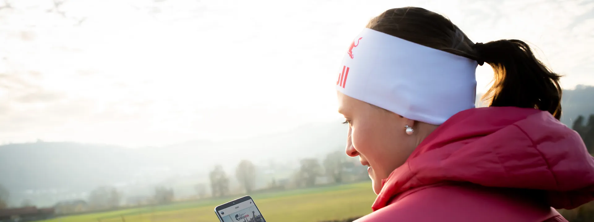 Judith Wyder mit Smartphone in der Hand