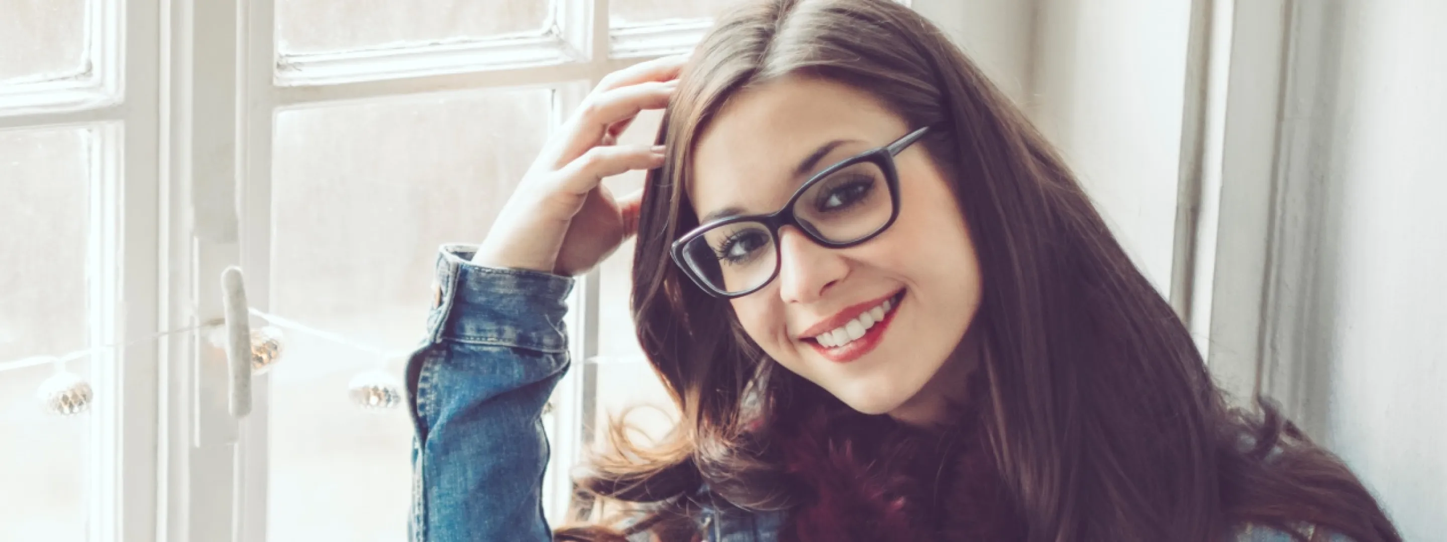 Zufriedene Frau mit Tasse.