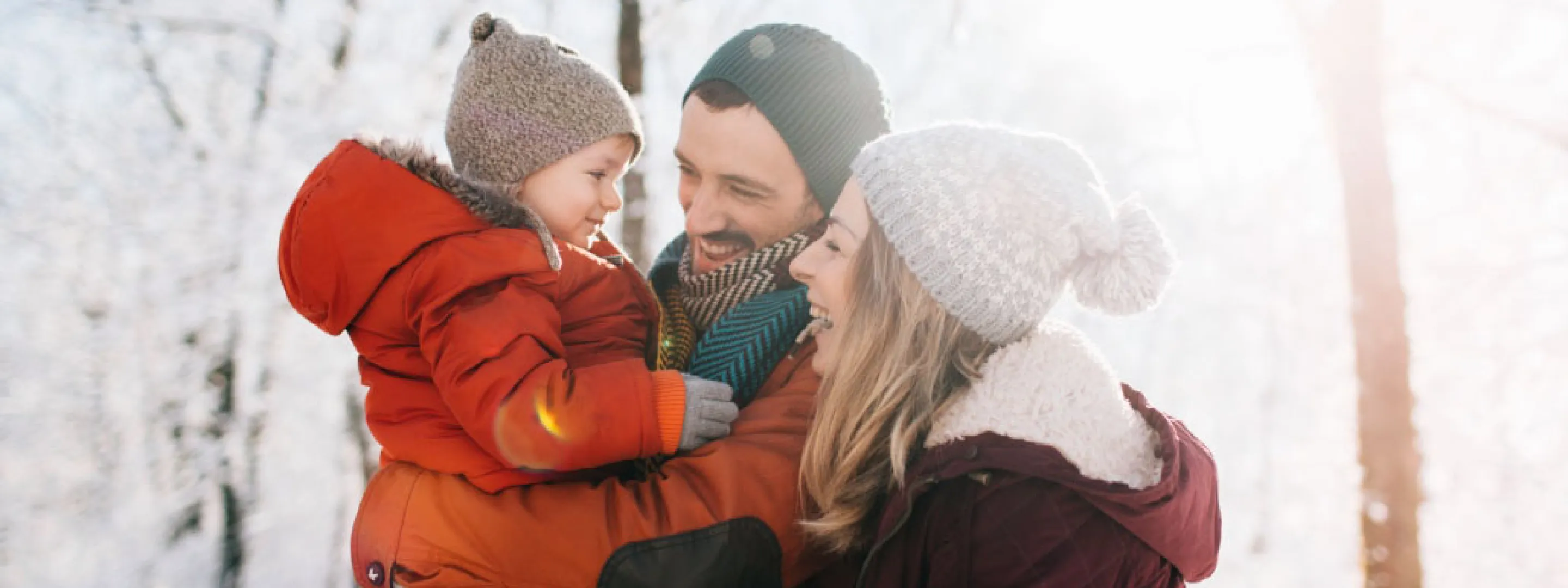 Glückliche Familie in Winterlandschaft.