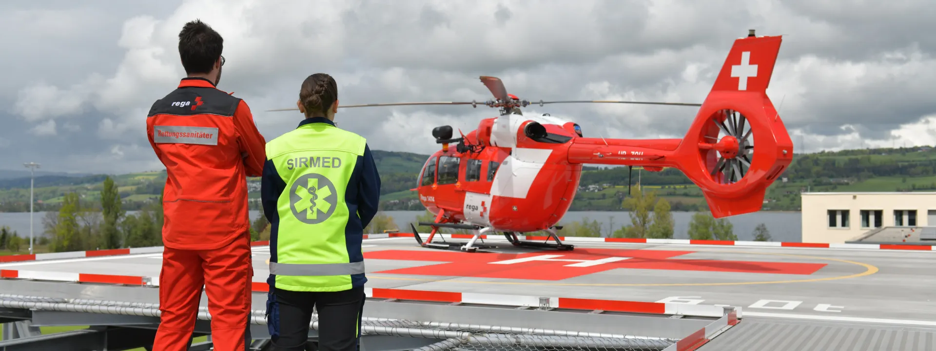 SIRMED mit Rega-Helikopter auf dem Dach im SPZ