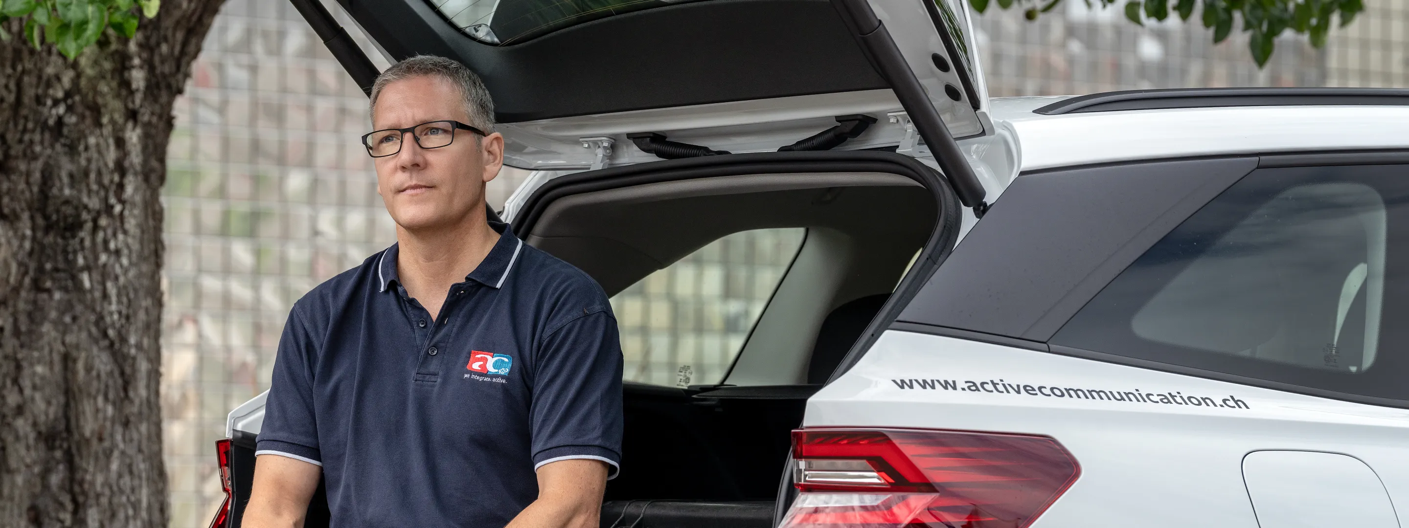 AC-Berater Stephan Korner mit iPad im Auto