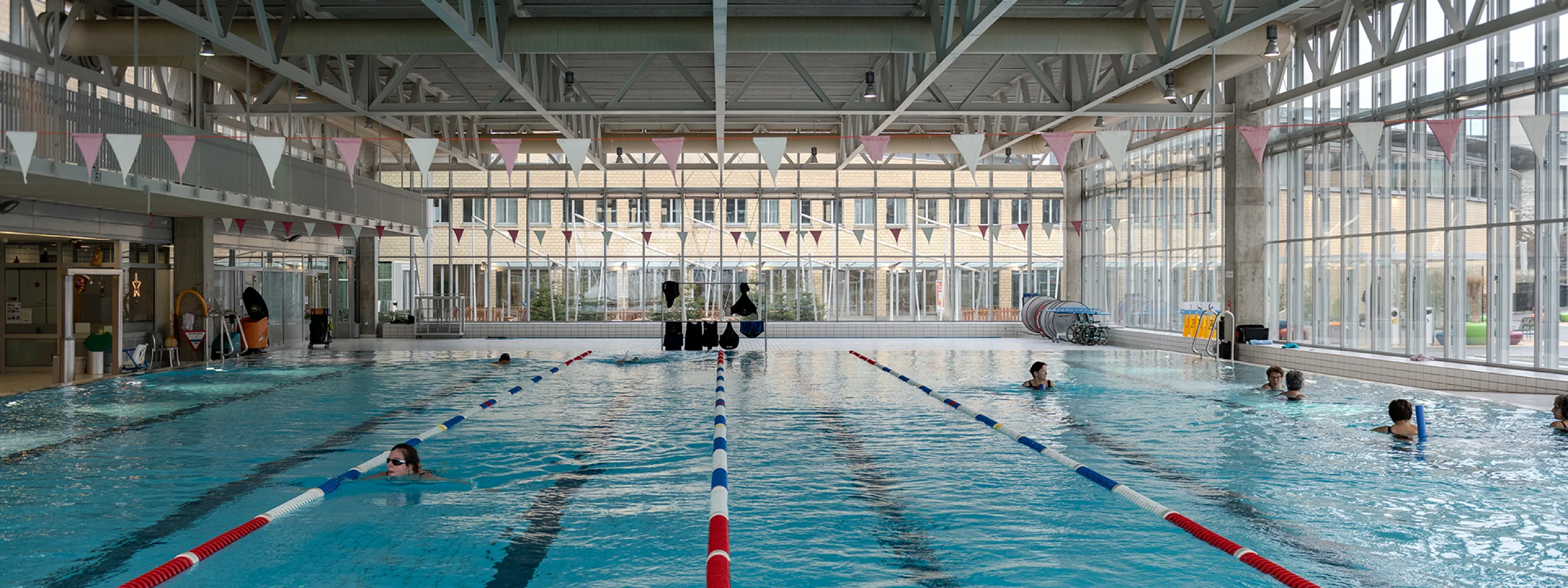 Schwimmhalle im Abendlicht