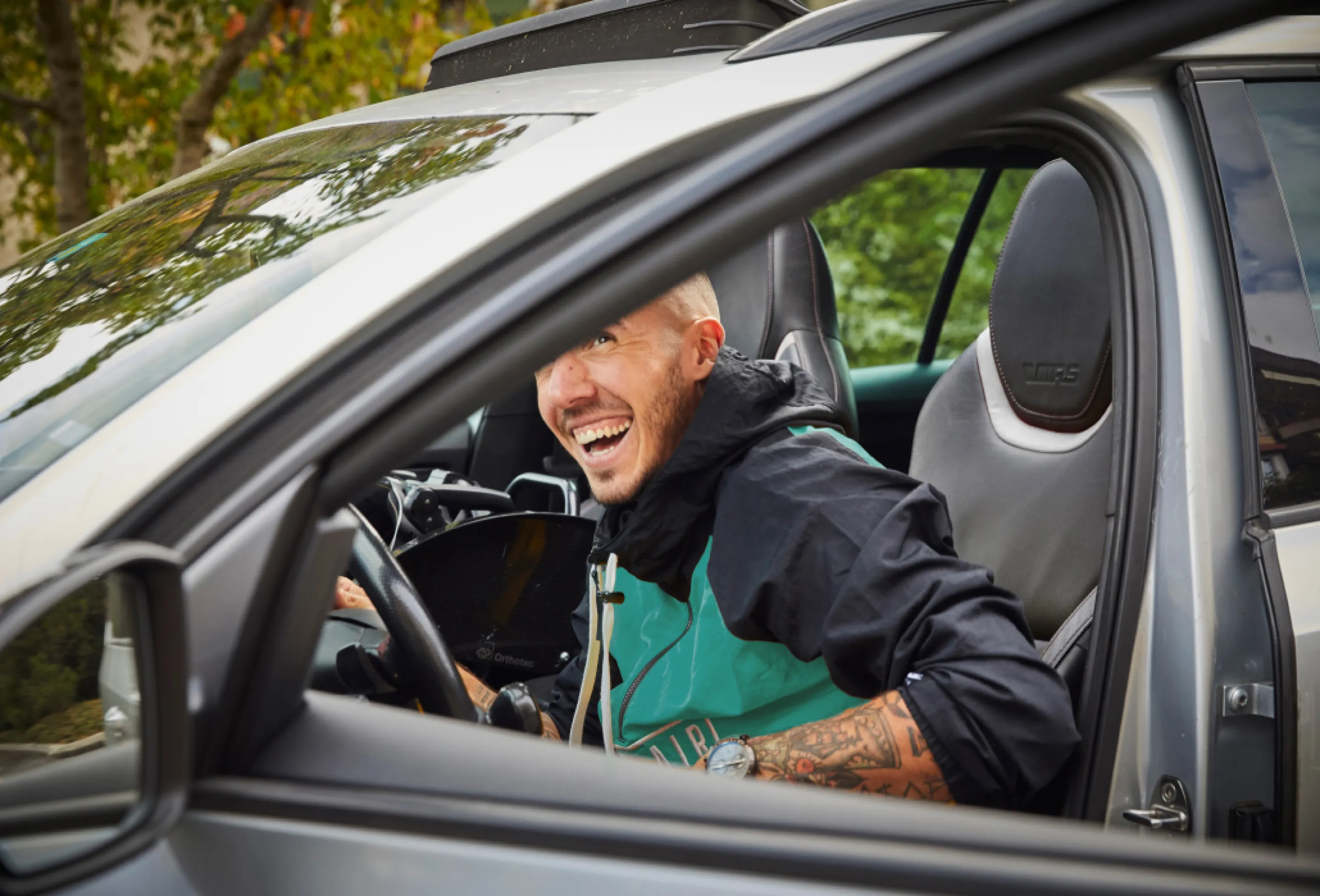Orthotec - Luka lächelnd beim Autofahren 