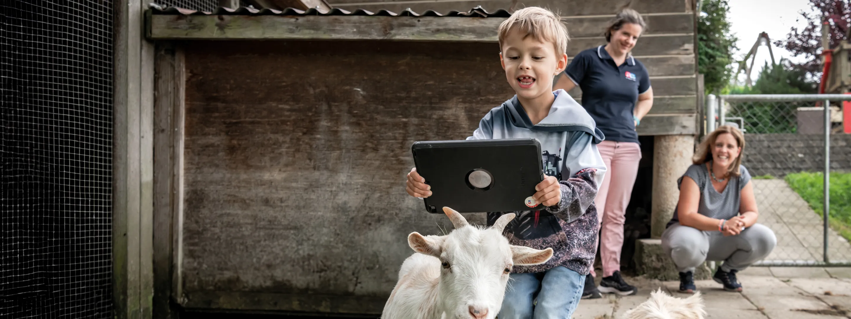 Moyens d'auxiliaires d'Active communication (l'ordinateur avec la souris buccale)
