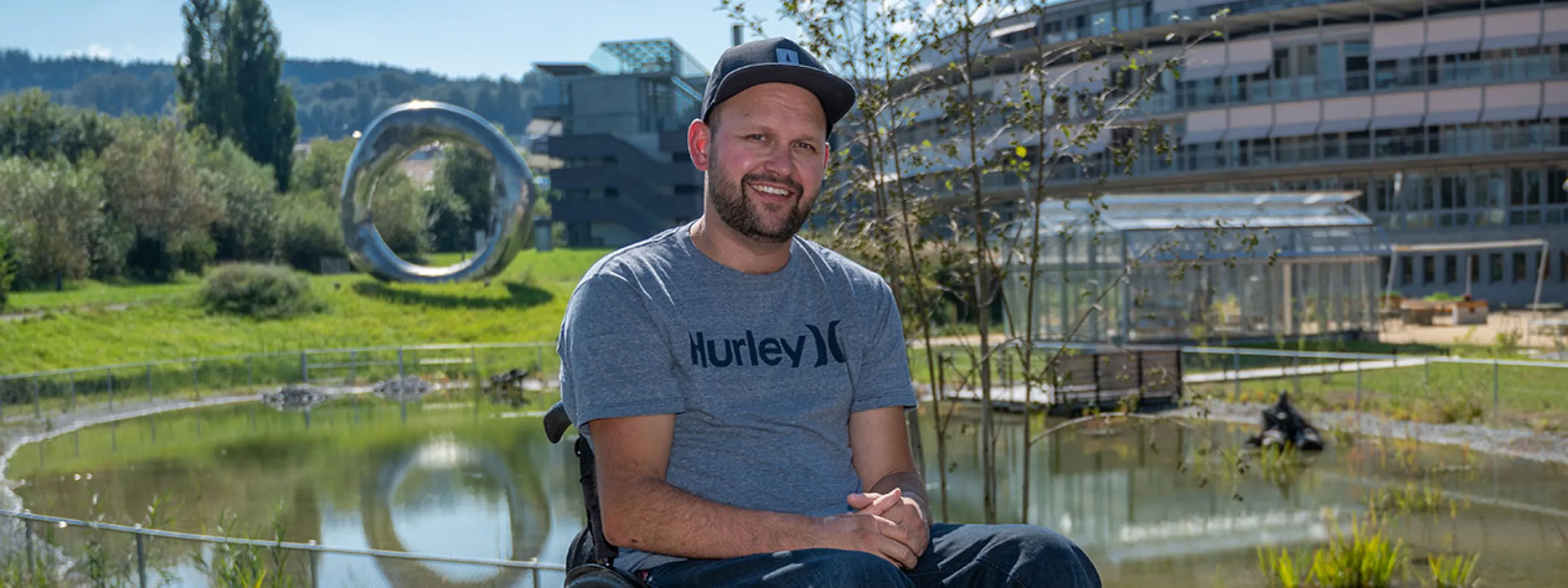 peti-roos-vor-dem-therapiegarten