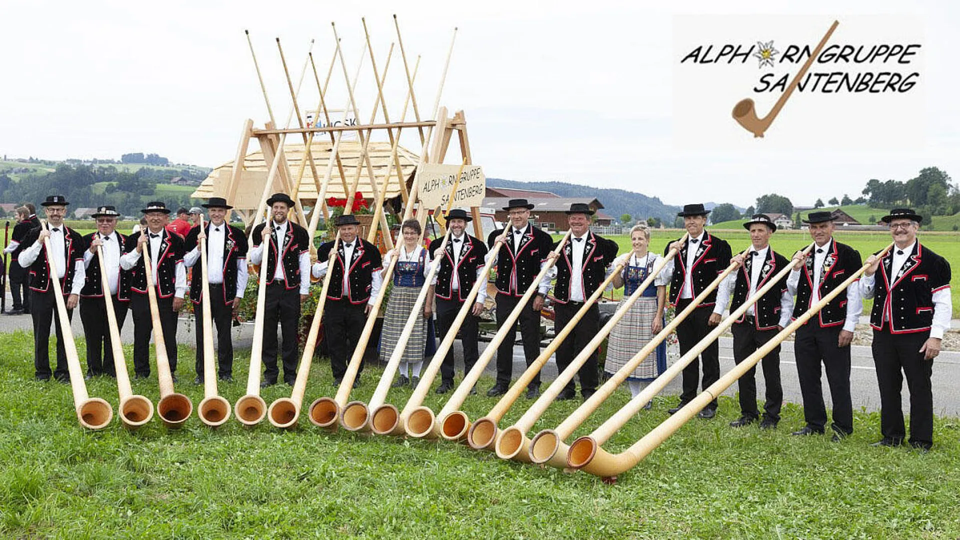 Alphorngruppe Santenberg Gruppenbild in der Tracht