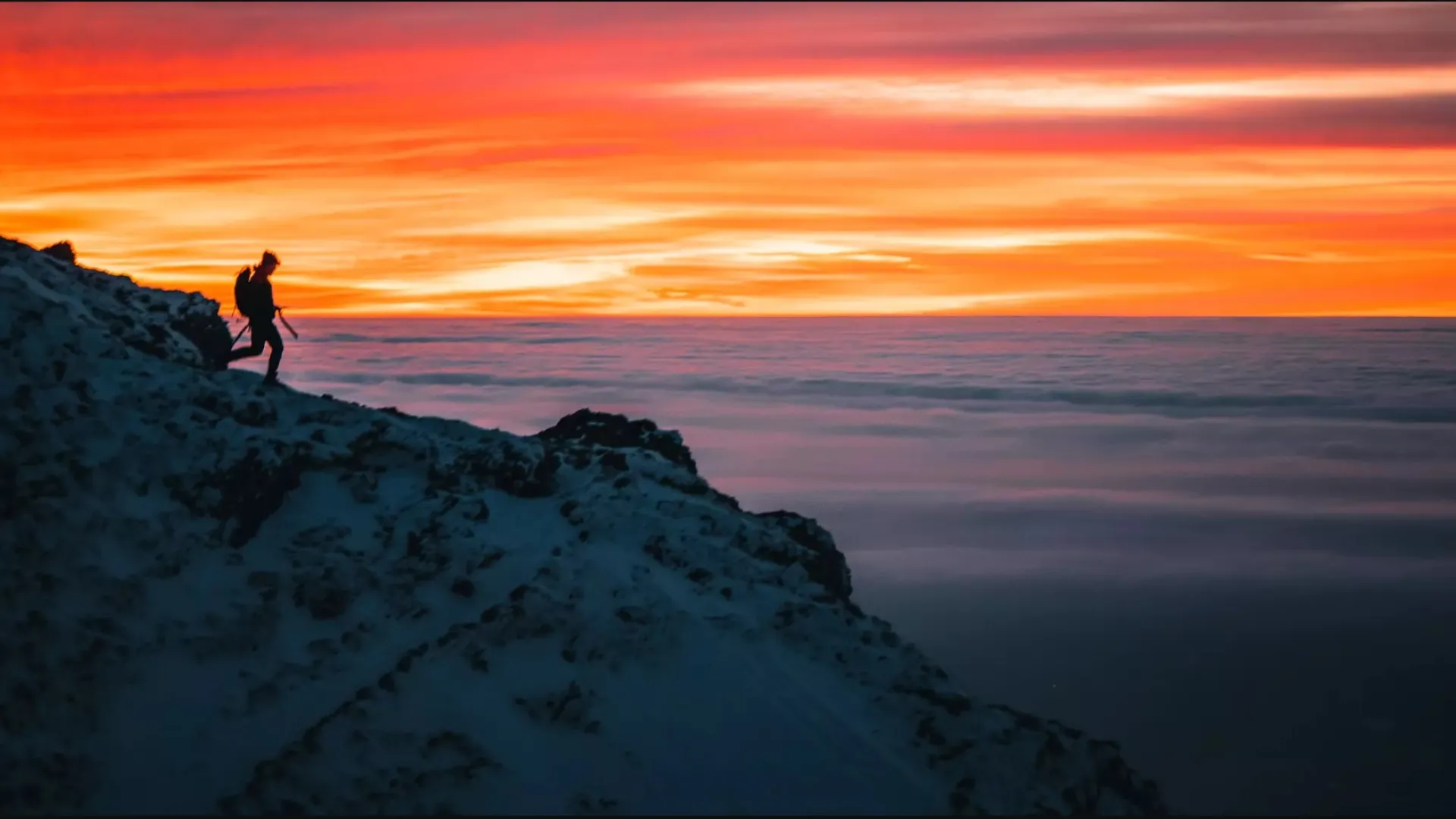 Bergsilhouette mit Wanderer im Sonnenuntergang 