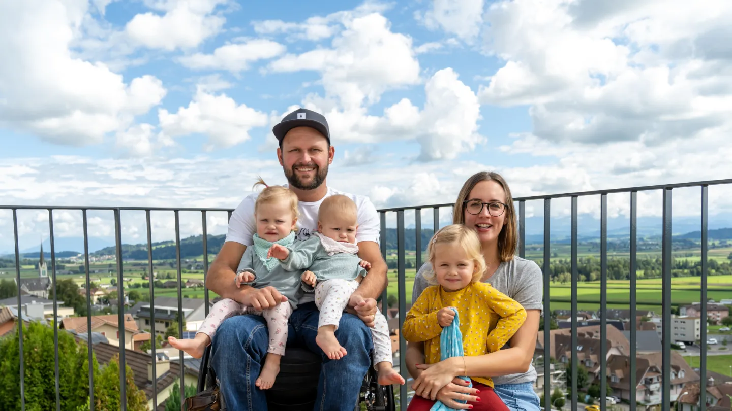 Jeannine und Peter Roos haben sich den Kinderwunsch erfüllt: Hier die ganze Familie auf der Dachterrasse.