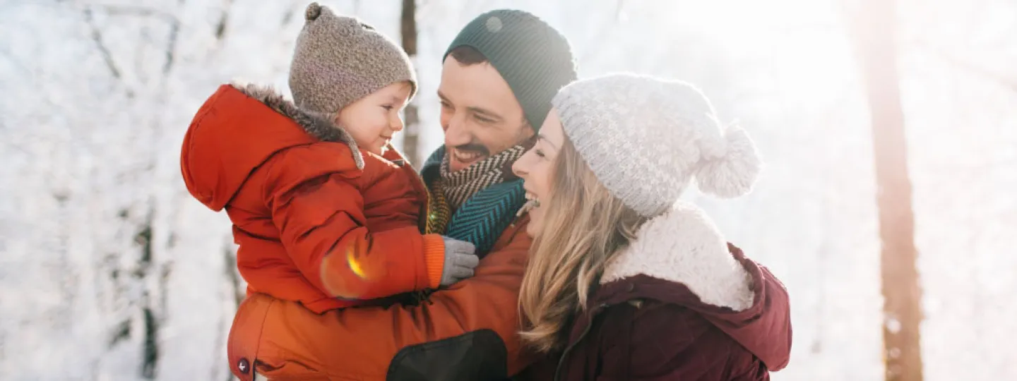 Glückliche Familie in Winterlandschaft.