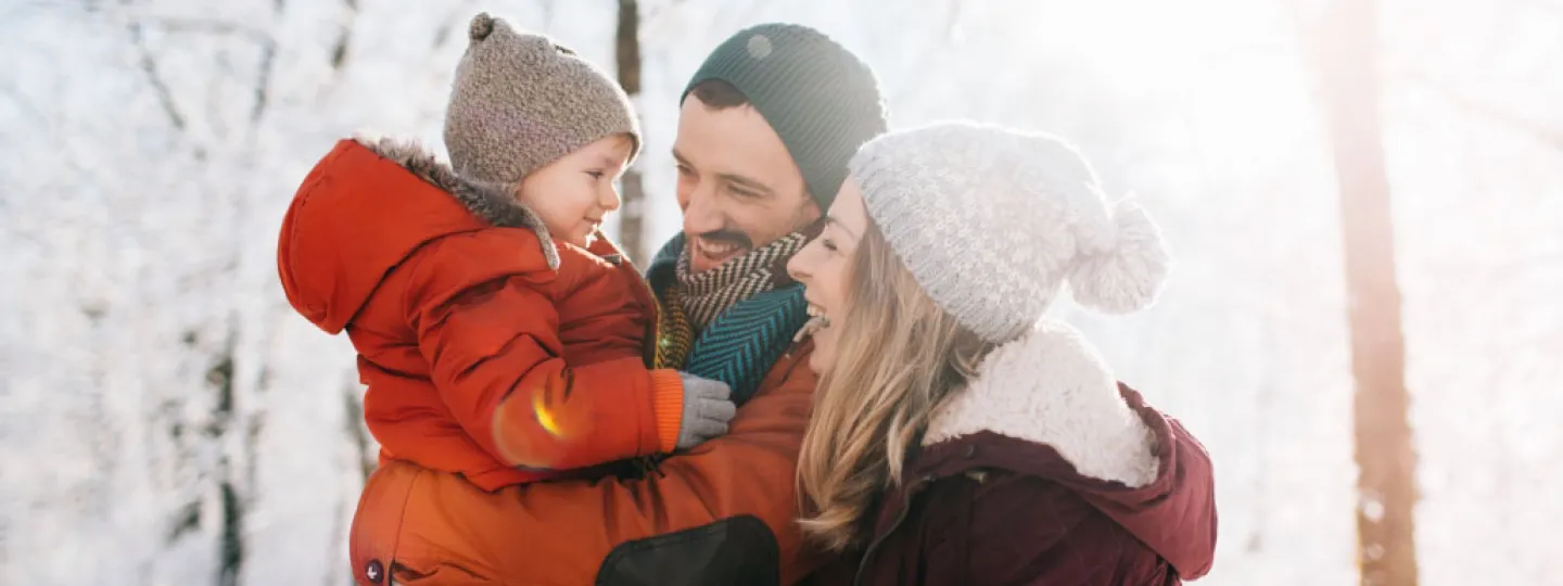 Glückliche Familie in Winterlandschaft.