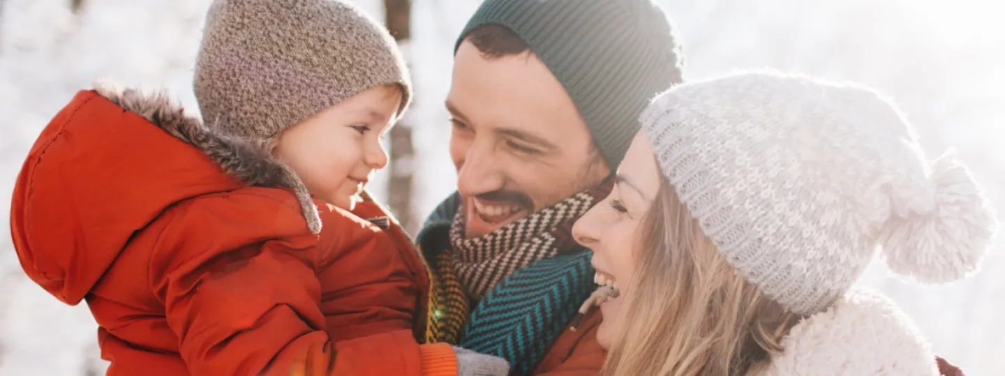 Glückliche Familie in Winterlandschaft.