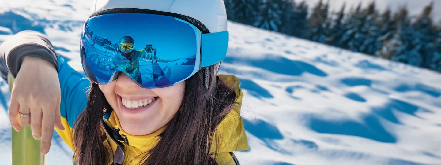 Frau mit ihren Skis im Schnee