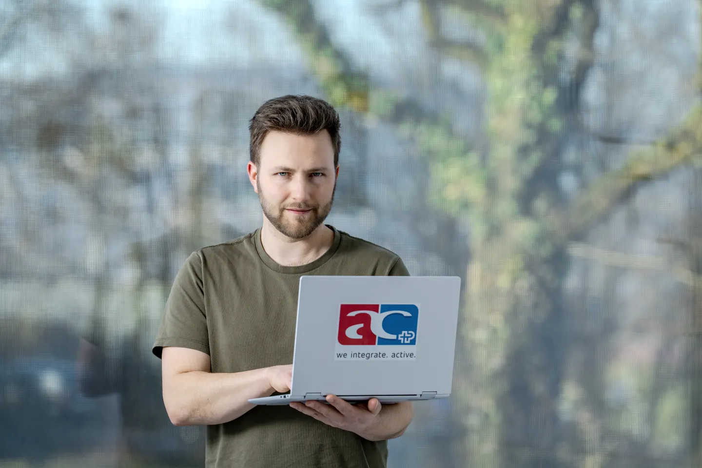 Portrait AC-Berater Men Bandle mit Laptop