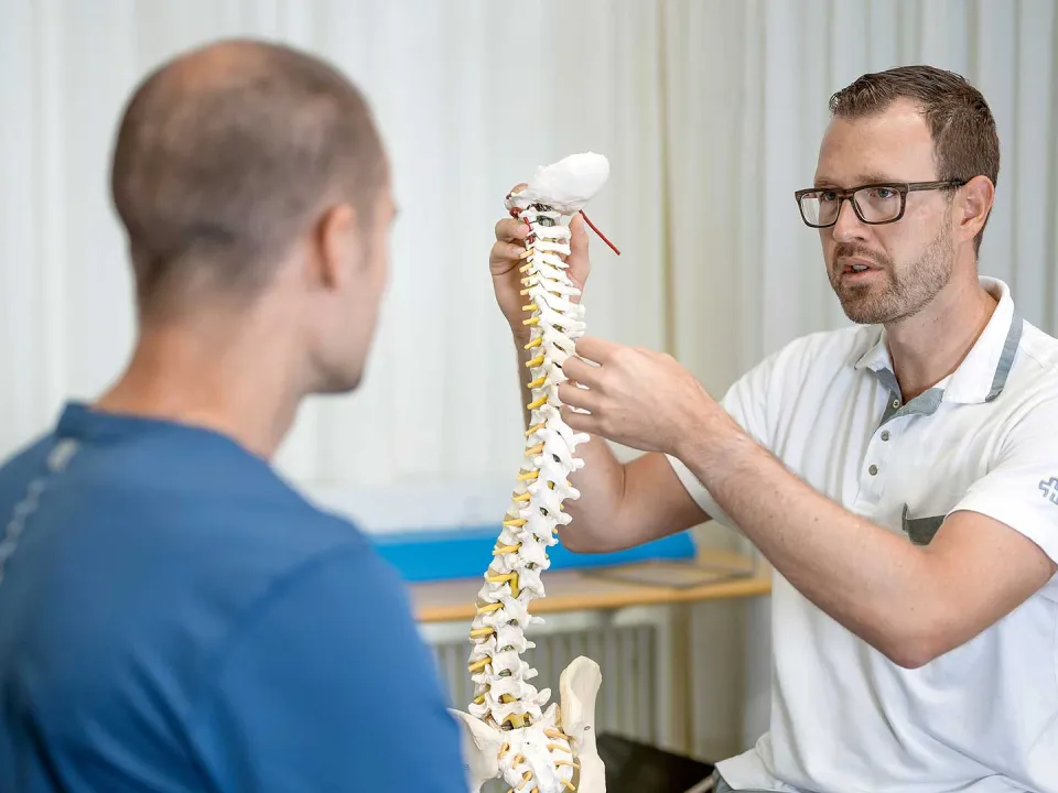 Symbolbild Behandlung von Rückenschmerzen