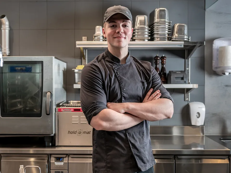 Timon Strothe in der Küche