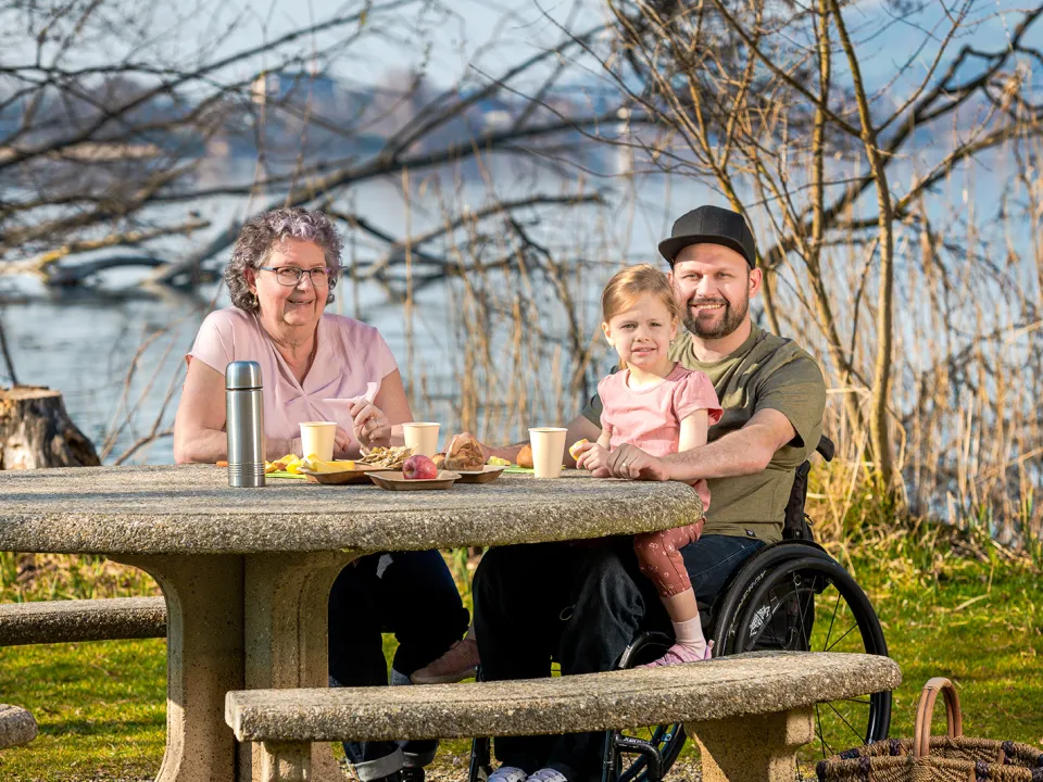 Peti Roos mit einer seiner Töchter und seiner Mutter am See