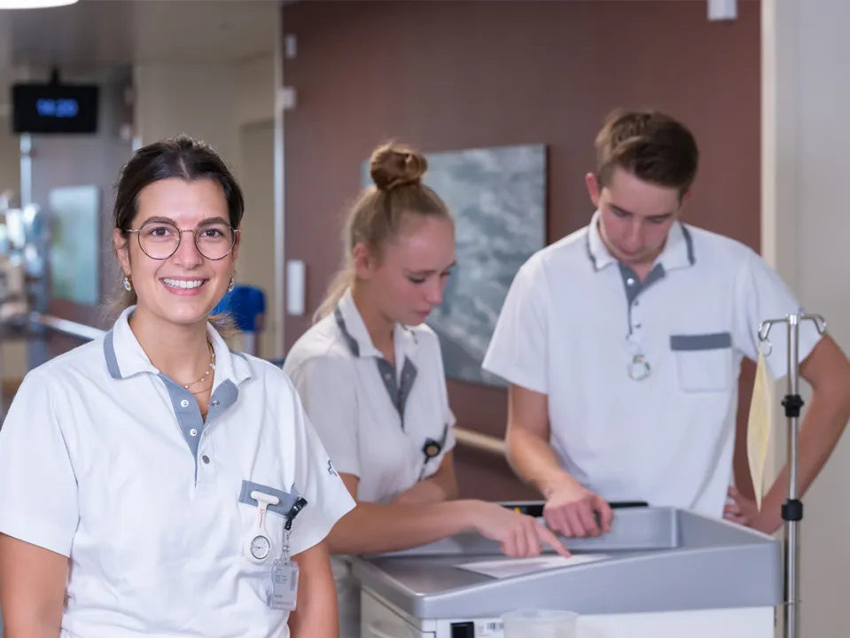 Drei Mitarbeitende aus den Gesundheitsberufen des SPZ