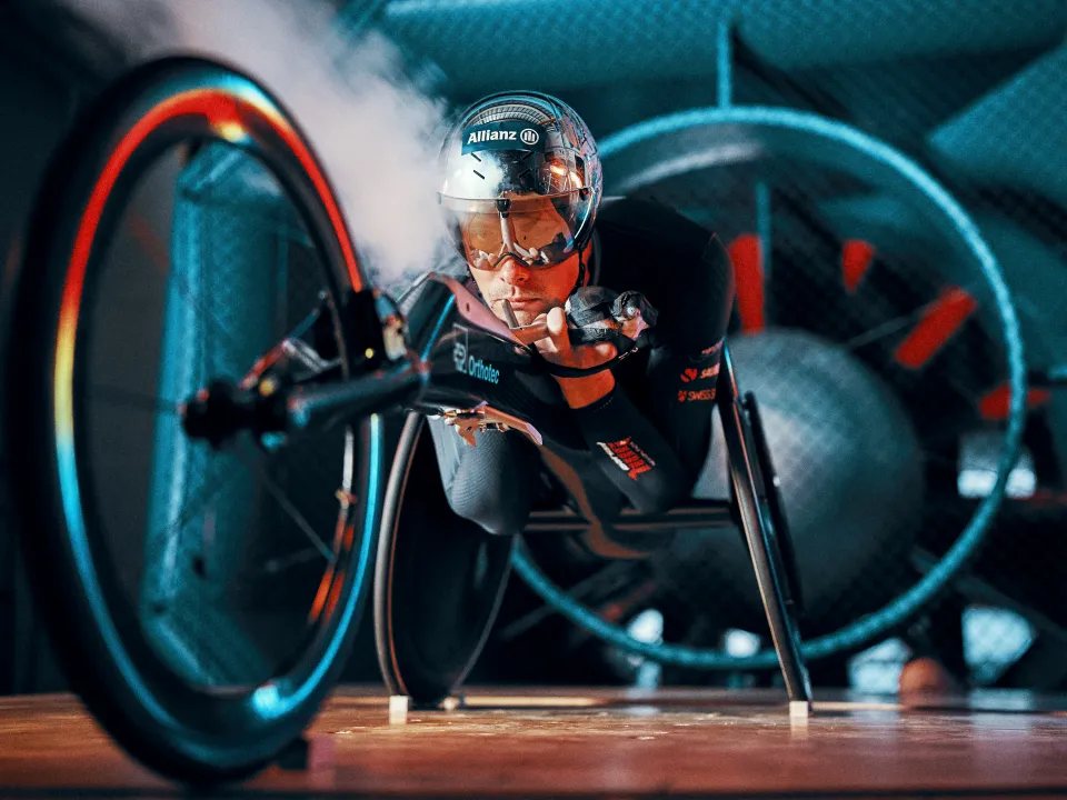 Marcel Hug im OT FOXX Rennrollstuhl im Windkanal