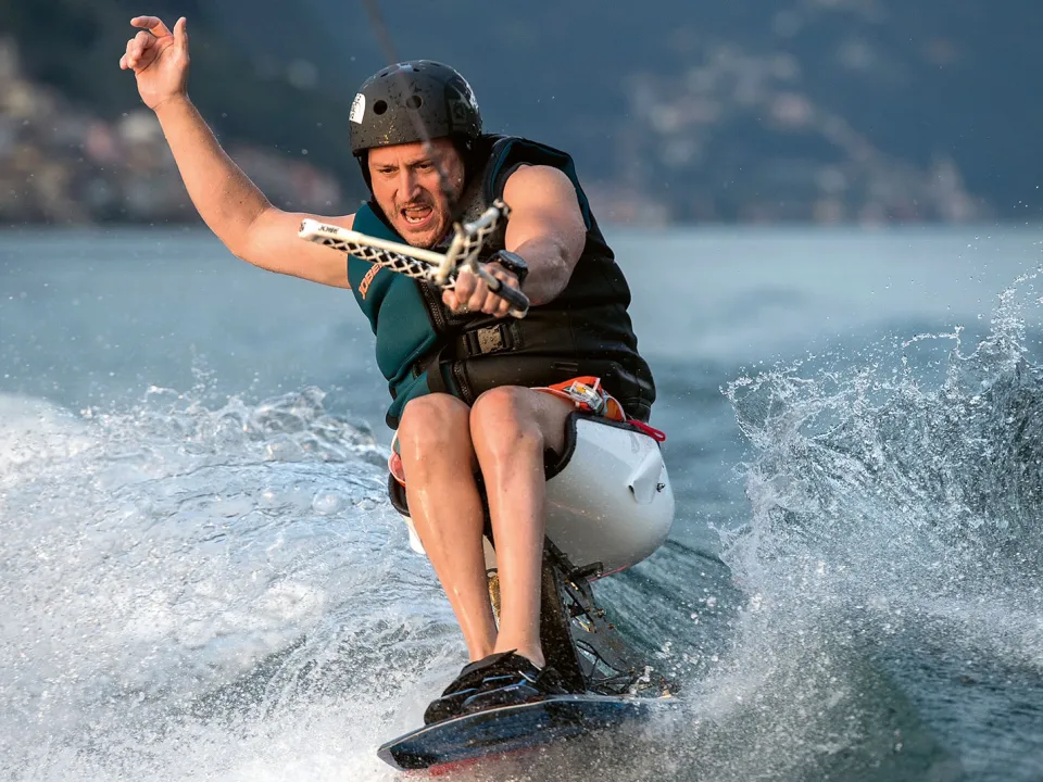 Murat Pelit auf dem Sit-Wakeboard