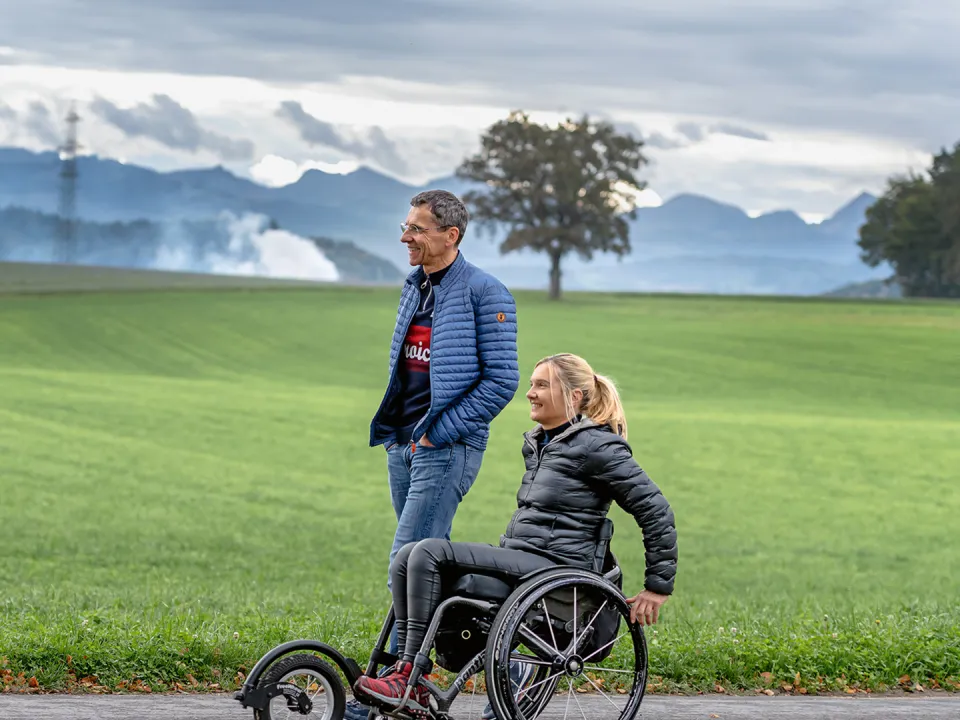 Ursula Schwaller bei einem Spaziergang mit ihrem Mann.