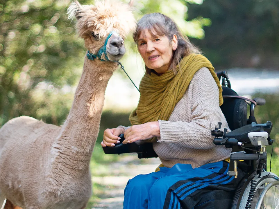 Manuela Ressouche mit einem Alpaka