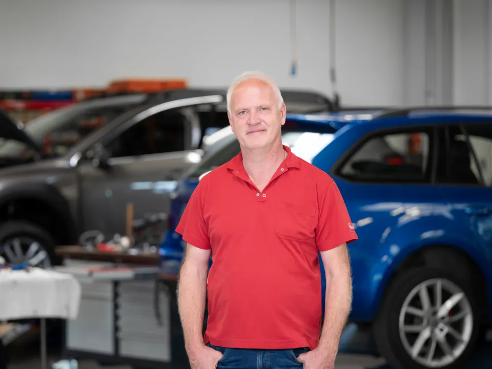 Stefan Baumann steht in der Autogarage