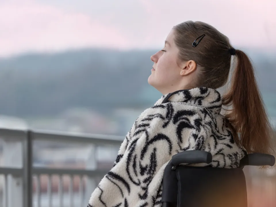 Sophie von Grünigen hat die Augen geschlossen und atmet tief ein