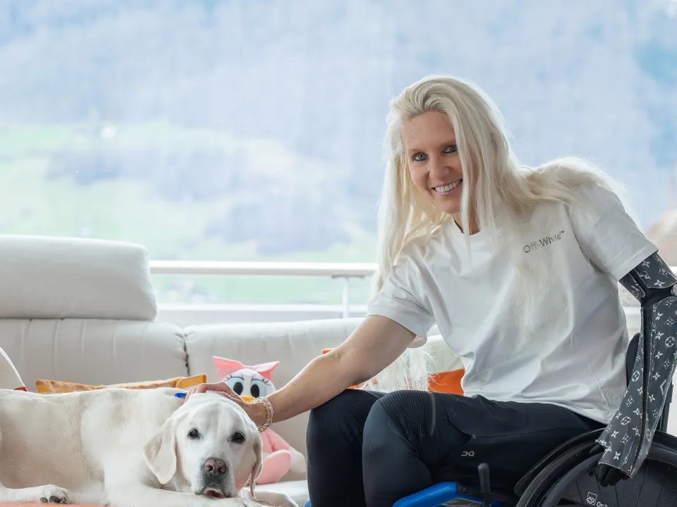 Sandra Laube mit Labrador-Hündin Daisy zu Hause in Schwyz.
