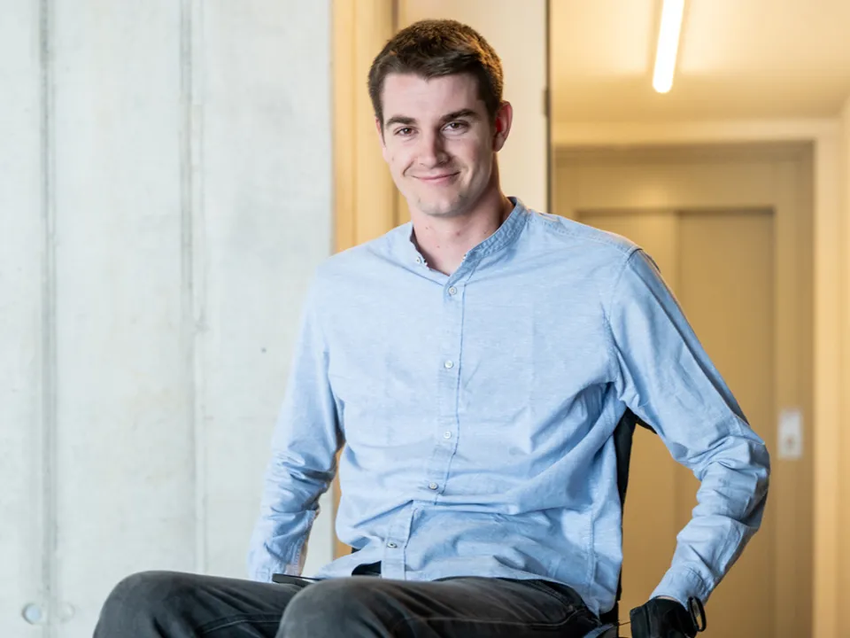 Nico im umgebauten Bad seines Elterneinfamilienhauses