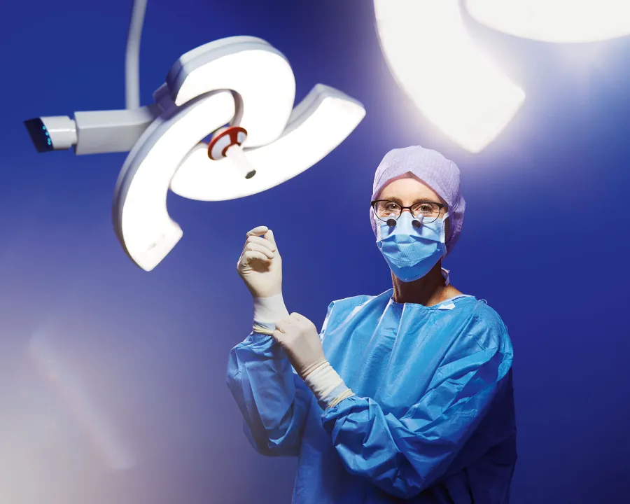 Silvia Schibli, Chefärztin Handchirurgie in einem Operationssaal.